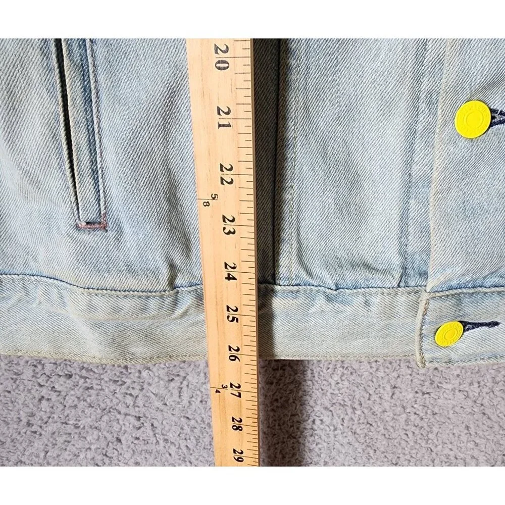 Levi’s Type 3 Light Wash Blue Denim Yellow Metal Button Up Trucker Jacket Size M